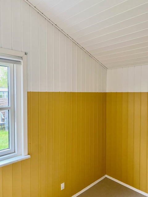 Indvendig maleropgave træbeklædning gule vægge